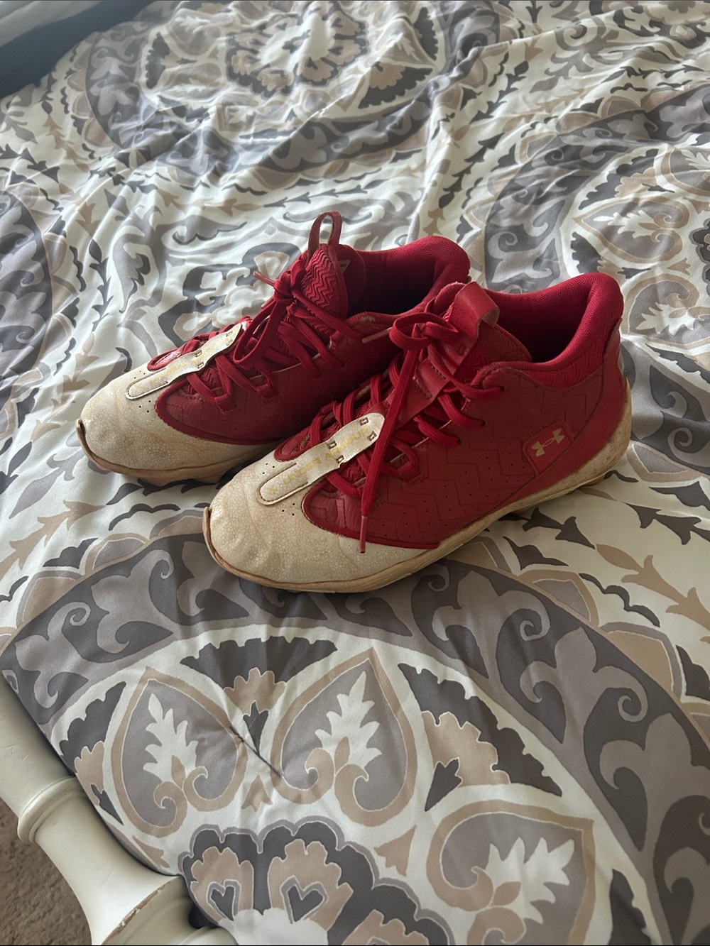 Under Armour Red and Beige kids Athletic baseball cleats